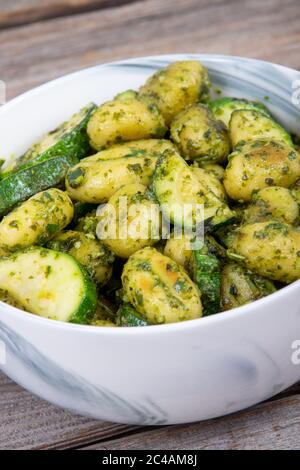 pasta di gnocchi di patate con zucchine e pesto di basilico fresco fatto in casa Foto Stock