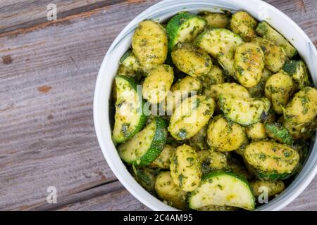 pasta di gnocchi di patate con zucchine e pesto di basilico fresco fatto in casa Foto Stock