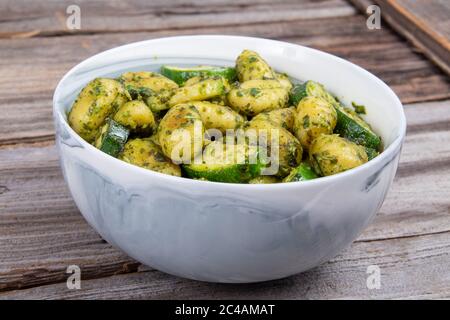 pasta di gnocchi di patate con zucchine e pesto di basilico fresco fatto in casa Foto Stock