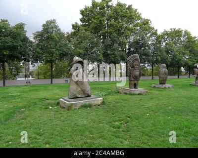 Bercy è un'arena popolare e parco vicino. Situato a Parigi, Francia. Passeggia attraverso il parco e il ponte Passerelle Simone-de-Beauvoir sulla Senna Foto Stock