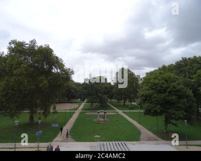 Bercy è un'arena popolare e parco vicino. Situato a Parigi, Francia. Passeggia attraverso il parco e il ponte Passerelle Simone-de-Beauvoir sulla Senna Foto Stock