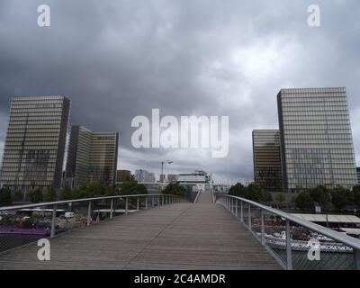 Bercy è un'arena popolare e parco vicino. Situato a Parigi, Francia. Passeggia attraverso il parco e il ponte Passerelle Simone-de-Beauvoir sulla Senna Foto Stock