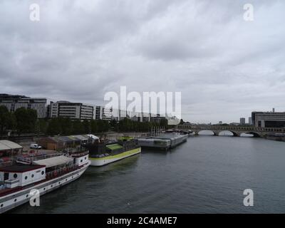 Bercy è un'arena popolare e parco vicino. Situato a Parigi, Francia. Passeggia attraverso il parco e il ponte Passerelle Simone-de-Beauvoir sulla Senna Foto Stock