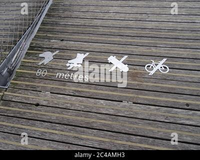 Bercy è un'arena popolare e parco vicino. Situato a Parigi, Francia. Passeggia attraverso il parco e il ponte Passerelle Simone-de-Beauvoir sulla Senna Foto Stock