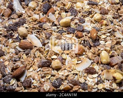 Graniglia a telaio di cereali di muesli di frutta e noci, con tutti gli ingredienti naturali, contenenti fiocchi di cereali, frutta secca mista, noci e semi. Foto Stock