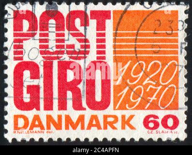 DANIMARCA - CIRCA 1970: Timbro stampato dalla Danimarca, mostra testo, circa 1970 Foto Stock