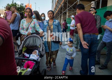 Mosca, Russia. 24 giugno 2020 UN gruppo di zingari passa accanto a un edificio in fase di ricostruzione nel centro di Mosca, Russia, Foto Stock