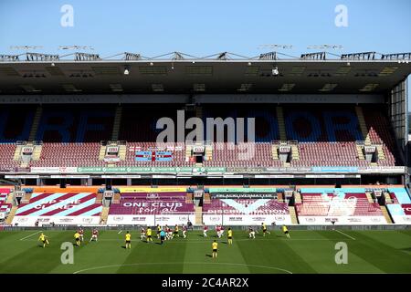 Vista generale dell'azione in campo: Watford attacca il gol di Burnley davanti a stand vuoti durante la partita della Premier League a Turf Moor, Burnley. Foto Stock