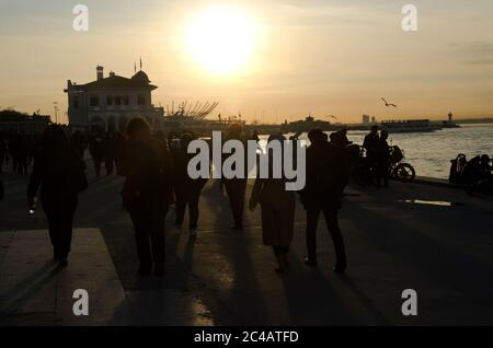 Istanbul, Turchia, 07 marzo 2019 bellissimo tramonto in luogo Bosforo, Istanbul, sagome di persone e turisti a piedi sul molo Foto Stock