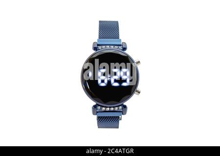 Smartwatch rotondo con cinturino in mesh blu, quadrante nero e numeri  digitali, isolato su sfondo bianco Foto stock - Alamy