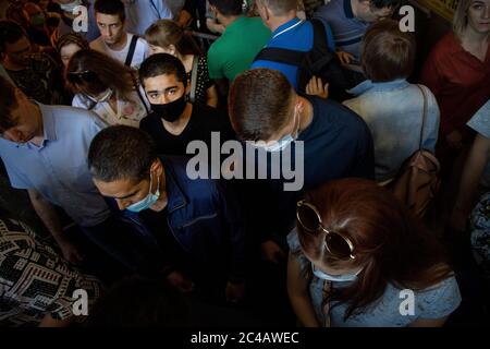 Mosca, Russia. 24 giugno 2020 UNA grande folla di persone nel sottopassaggio di via Tverskaya nel centro di Mosca che urta un'epidemia di Coronavirus COVID-19 in Russia Foto Stock