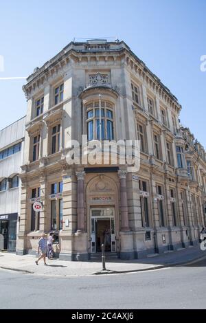 La Cheltenham HSBC Bank sulla High Street a Cheltenham nel Regno Unito Foto Stock