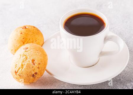 Colazione tradizionale brasiliana - pane e caffè al formaggio, fuoco selettivo. Foto Stock