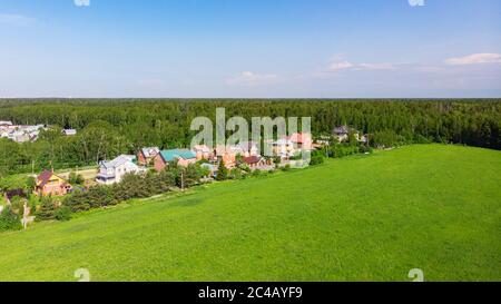 Bellezza aerea superiore drone vista di una casa di campagna. Foto Stock