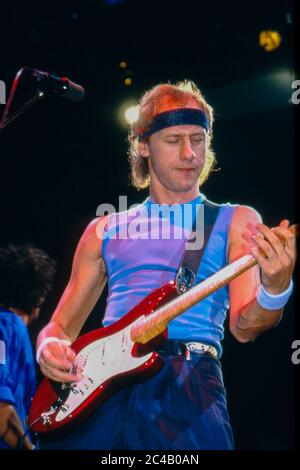 Mark Knopfler di Dire Straits in concerto alla Wembley Arena, Londra 1985 Foto Stock