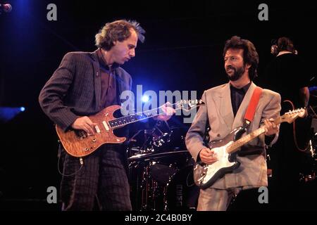 Mark Knopfler di Dire Straits in concerto a Wembley 1988 con Eric Clapton come ospite Foto Stock