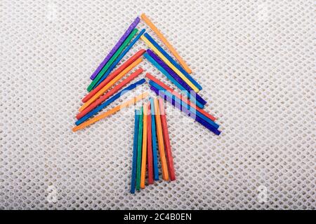 albero fatto di piccola stıcks colorata su tessuto Foto Stock
