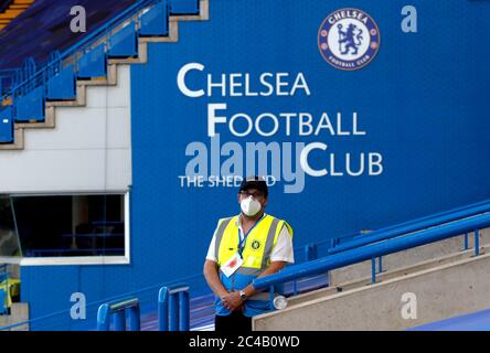 Un amministratore di Chelsea che indossa i PPE nelle tribune prima della partita della Premier League a Stamford Bridge, Londra. Foto Stock