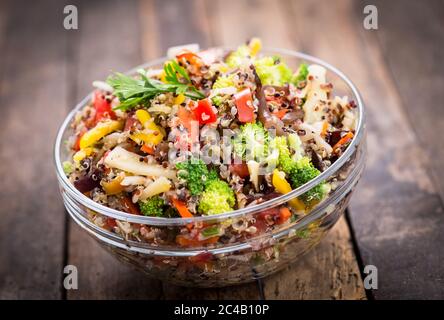 Insalata di quinoa fresca nel recipiente Foto Stock