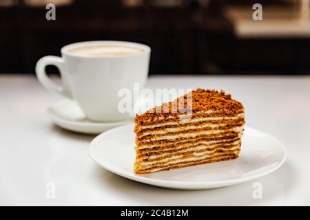 Dolce tradizionale e deliziosa al miele e una tazza di caffè Foto Stock