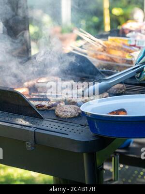 Brentwood Essex 25 giugno 2020 METEO barbecue estivo in giardino Brentwood Essex Credit: Ian Davidson/Alamy Live News Foto Stock