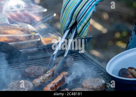 Brentwood Essex 25 giugno 2020 METEO barbecue estivo in giardino Brentwood Essex Credit: Ian Davidson/Alamy Live News Foto Stock