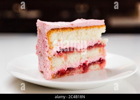 Torta allo yogurt di fragole su un piatto bianco Foto Stock