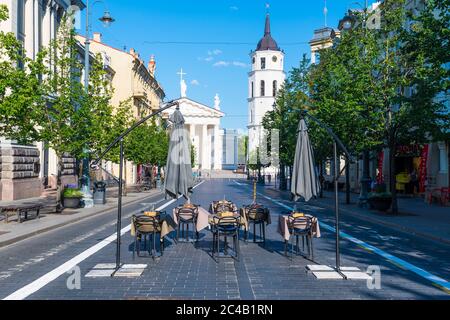 Bar e ristorante all'aperto, Vilnius, Lituania, Europa, caffè all'aperto città, riapertura dopo il blocco, tavoli e sedie all'aperto vuoti nel centro Foto Stock