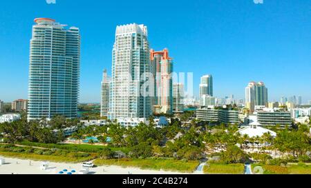 Drone che vola in avanti vicino a Miami Beach, South Beach Foto Stock