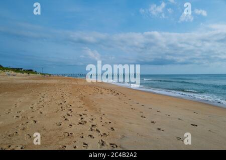 Una foto grandangolare di una spiaggia quasi vuota a Duck, NC. Foto Stock