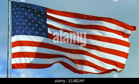 Bandiera americana e cielo con cielo nuvoloso, Foto Stock