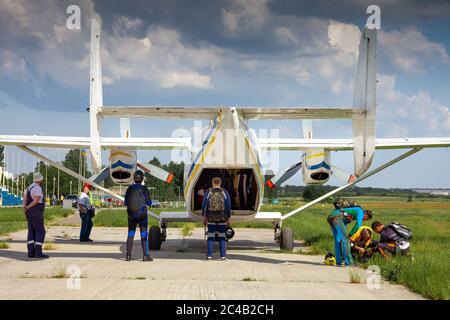 Kiev, Ucraina - 21 giugno 2020: I paracadutisti salpano a bordo dell'aereo Antonov AN-28 per i voli. La coda di un piccolo aereo passeggeri. Sport. Spazio di copia. Foto Stock