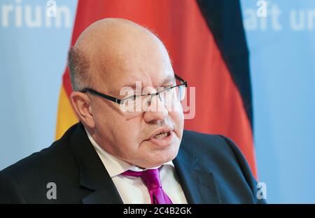 Berlino, Germania. 25 Giugno 2020. Peter Altmaier (CDU), Ministro federale dell'economia e dell'energia, fa una dichiarazione sull'Assemblea generale straordinaria di Lufthansa. Il governo tedesco ha espresso il suo sollievo alla decisione degli azionisti di Lufthansa di consentire al governo federale di acquisire una partecipazione nel capitale della società e quindi un pacchetto di salvataggio del valore di miliardi. Credit: Annette Riedl/dpa/Alamy Live News Foto Stock