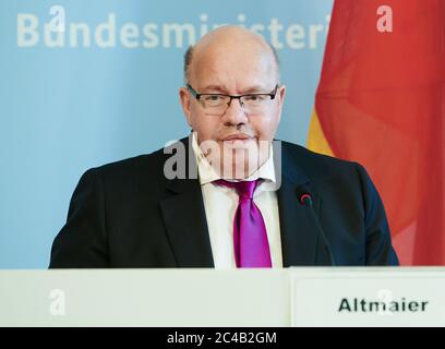 Berlino, Germania. 25 Giugno 2020. Peter Altmaier (CDU), Ministro federale dell'economia e dell'energia, fa una dichiarazione sull'Assemblea generale straordinaria di Lufthansa. Il governo tedesco ha espresso il suo sollievo alla decisione degli azionisti di Lufthansa di consentire al governo federale di acquisire una partecipazione nel capitale della società e quindi un pacchetto di salvataggio del valore di miliardi. Credit: Annette Riedl/dpa/Alamy Live News Foto Stock