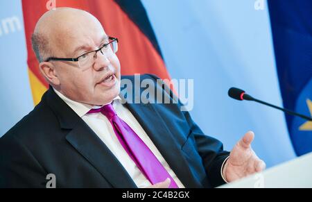 Berlino, Germania. 25 Giugno 2020. Peter Altmaier (CDU), Ministro federale dell'economia e dell'energia, fa una dichiarazione sull'Assemblea generale straordinaria di Lufthansa. Il governo tedesco ha espresso il suo sollievo alla decisione degli azionisti di Lufthansa di consentire al governo federale di acquisire una partecipazione nel capitale della società e quindi un pacchetto di salvataggio del valore di miliardi. Credit: Annette Riedl/dpa/Alamy Live News Foto Stock