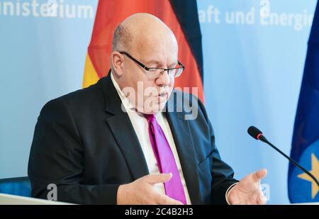 Berlino, Germania. 25 Giugno 2020. Peter Altmaier (CDU), Ministro federale dell'economia e dell'energia, fa una dichiarazione sull'Assemblea generale straordinaria di Lufthansa. Il governo tedesco ha espresso il suo sollievo alla decisione degli azionisti di Lufthansa di consentire al governo federale di acquisire una partecipazione nel capitale della società e quindi un pacchetto di salvataggio del valore di miliardi. Credit: Annette Riedl/dpa/Alamy Live News Foto Stock