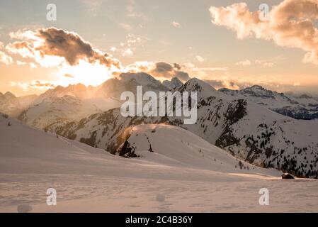 Tramonto sulle maestose vette innevate delle Alpi europee in inverno Foto Stock