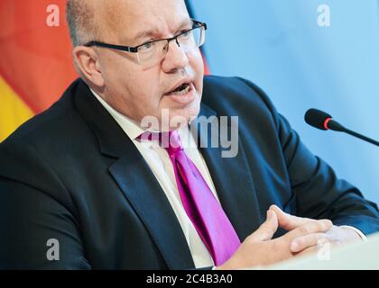 Berlino, Germania. 25 Giugno 2020. Peter Altmaier (CDU), Ministro federale dell'economia e dell'energia, fa una dichiarazione sull'Assemblea generale straordinaria di Lufthansa. Il governo tedesco ha espresso il suo sollievo alla decisione degli azionisti di Lufthansa di consentire al governo federale di acquisire una partecipazione nel capitale della società e quindi un pacchetto di salvataggio del valore di miliardi. Credit: Annette Riedl/dpa/Alamy Live News Foto Stock