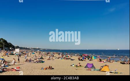 Bournemouth, Regno Unito. 25 Giugno 2020. Bournemouth, Regno Unito. Giovedì 25 Giugno 2020. Bournemouth Beach attira centinaia di migliaia di persone nel giorno più caldo dell'anno finora. Sono rimaste grandi quantità di lettiera. Credit: Thomas Faull/Alamy Live News Foto Stock