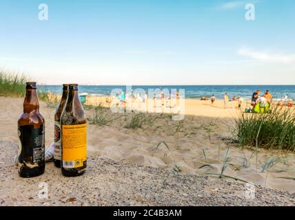 Poole, Regno Unito. 25 Giugno 2020. Bournemouth, Regno Unito. Giovedì 25 Giugno 2020. Bournemouth Beach attira centinaia di migliaia di persone nel giorno più caldo dell'anno finora. Sono rimaste grandi quantità di lettiera. Credit: Thomas Faull/Alamy Live News Foto Stock