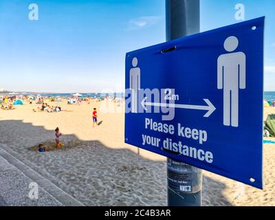 Poole, Regno Unito. 25 Giugno 2020. Bournemouth, Regno Unito. Giovedì 25 Giugno 2020. Bournemouth Beach attira centinaia di migliaia di persone nel giorno più caldo dell'anno finora. Sono rimaste grandi quantità di lettiera. Credit: Thomas Faull/Alamy Live News Foto Stock