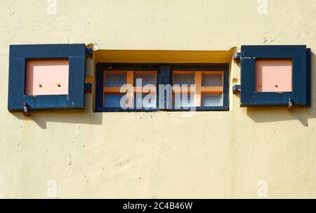 Piccole finestre doppie, persiane, altezza ridotta, edificio antico, stucco giallo, Museo all'aperto delle Mura dell'Atlantico; Centro visitatori, Europa, Ostenda, Belgio Foto Stock