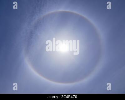 Solar Corona (plurale coronae, fenomeno ottico), è molto simile ad un altro fenomeno ottico, Halo, che si verifica in inverno Foto Stock