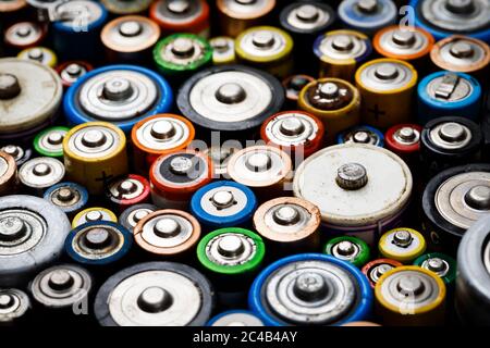 Batterie usate in dumping di vario tipo (C AA AAA D 9V) raccolte per il riciclaggio - concetto di rifiuti tossici e problemi ambientali Foto Stock