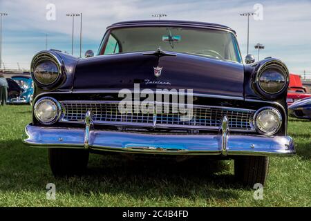 Daytona, Florida / Stati Uniti - 24 novembre 2018: 1955 Ford Fairlane alla corsa di Turchia di Daytona dell'autunno 2018. Foto Stock