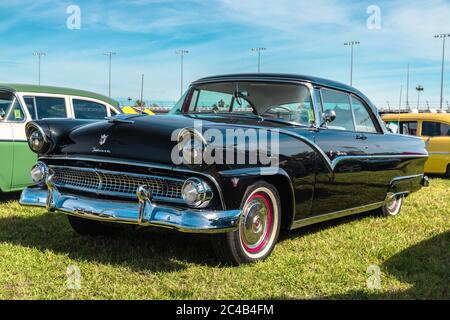 Daytona, Florida / Stati Uniti - 24 novembre 2018: 1955 Ford Fairlane alla corsa di Turchia di Daytona dell'autunno 2018. Foto Stock