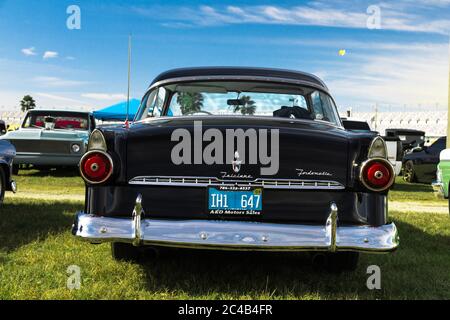 Daytona, Florida / Stati Uniti - 24 novembre 2018: 1955 Ford Fairlane alla corsa di Turchia di Daytona dell'autunno 2018. Foto Stock