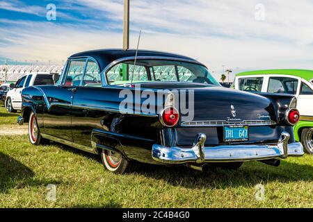 Daytona, Florida / Stati Uniti - 24 novembre 2018: 1955 Ford Fairlane alla corsa di Turchia di Daytona dell'autunno 2018. Foto Stock