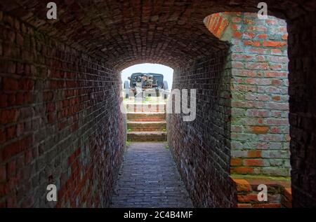 Ingresso al bunker tedesco, mattoni, 3 gradini, stellato, passerella stretta, grande vecchia pistola fuori, Atlantic Wall Open Air Museum; la prima guerra e la seconda difesa; militare i Foto Stock