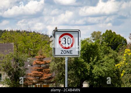 Segnaletica stradale tedesca zona 30 km / h in una zona rurale, all'aperto Foto Stock